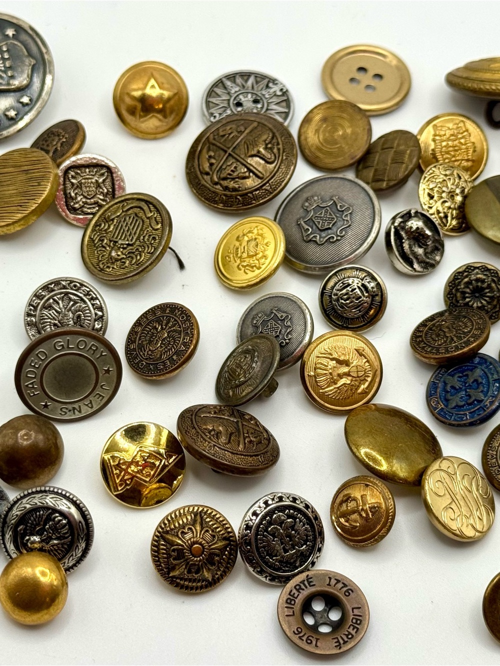 Vintage military and fashion buttons - Lot 
9
